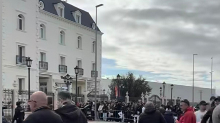 La ciudad de Albacete vive hoy una jornada histórica de fútbol. Por primera vez en dos décadas, el Real Madrid visita el estadio Carlos Belmonte, y la expectación se refleja en cada rincón de la capital manchega. Se esperan 16.700 espectadores para un partido que promete emociones intensas y un ambiente único.Desde primera hora, la ciudad se encuentra en modo fútbol. Bares y restaurantes colman sus reservas, mientras los aficionados comentan con entusiasmo la llegada del equipo blanco. En el Hotel Boss Alicia, recientemente reinaugurado, se concentran ya unos 200 seguidores que esperan ver de cerca a jugadores como Camavinga o Chouaméni. Según nuestro corresponsal Miguel Yeste, algunos llegaron al hotel a las cinco y media de la mañana para asegurarse un buen lugar.La llegada del avión del Real Madrid se ha retrasado hasta las 13:45, lo que ha generado cierta impaciencia entre los aficionados. Sin embargo, la emoción no decae: pancartas, camisetas y cánticos acompañan la espera. Yeste destacó también que el hotel fue elegido por el club no solo por su ubicación estratégica, sino también por su capacidad de atención, incluyendo un menú diario asequible que permitirá a la expedición del equipo comer antes del partido.La previsión meteorológica no supone un obstáculo: se esperan máximas de 13 grados en Albacete, con mínimas nocturnas de 2 grados, por lo que los asistentes deberán abrigarse para disfrutar del partido.Las autoridades locales han recomendado a los ciudadanos planificar su llegada con antelación. Desde las 17:30, la Policía Local cortará el acceso a la Avenida de España desde Plaza Benjamín Palencia hacia el Corte Inglés, dejando solo vías alternativas hacia el estadio. Asimismo, se aconseja a los aficionados entrar al Carlos Belmonte al menos una hora antes del inicio del partido para evitar colas prolongadas y problemas con los códigos de las entradas.Más allá del estadio, la ciudad se llenará de ambiente futbolístico. Las terrazas de bares y cafeterías a lo largo de la Avenida de España y Plaza Benjamín Palencia se convertirán en puntos de encuentro para quienes no han conseguido entrada, pero quieren vivir la previa de esta histórica cita.Entre los seguidores, las emociones están divididas. Muchos madridistas residentes en Albacete se muestran entusiasmados por ver a su equipo, mientras que los seguidores locales del Albacete Balompié esperan con ilusión un posible golpe de efecto en la Copa del Rey. “Va a ser un espectáculo y lo vamos a vivir todos a lo grande”, comentaba un aficionado, reflejando el sentir general de la ciudad.Albacete se prepara para una tarde que quedará grabada en su memoria colectiva: un regreso esperado, un estadio lleno y una ciudad que, por unas horas, late al ritmo del fútbol.