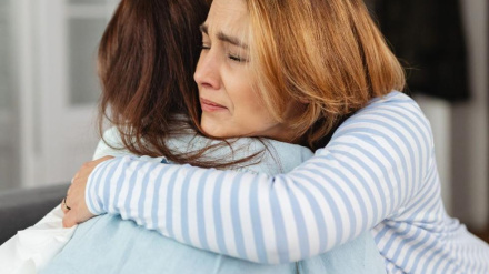 Acompañar y escuchar a las personas que sufren depresión es clave