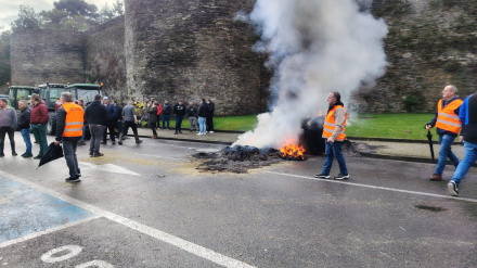 Los ganaderos quemaron rollos de forrajes este miércoles en la Ronda da Muralla