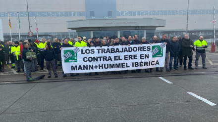 Los trabajadores de Mann + Hummel Ibérica se concentran a las puertas de la empresa