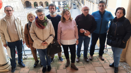 Damnificados por los terremotos de Lorca que están pendientes del pago de sus ayudas, junto a al edil Pedro Sosa