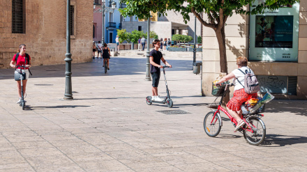 Usuarios de patinetes y bicicletas eléctricas en Valencia