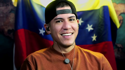 La canción viral de Kilómetro, el influencer que tuvo que huir de Venezuela: "Se está convirtiendo en un himno"