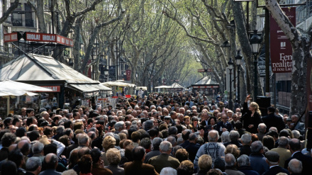 Barcelona - Multitudes en La Rambla, una calle icónica y concurrida de Barcelona