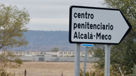 Un cartel indica la dirección del centro penitenciario de Alcalá-Meco