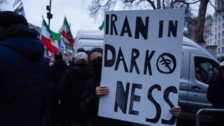 Un manifestante sostiene una pancarta durante la protesta "Liberen a Irán de la República Islámica" en Downing Street.