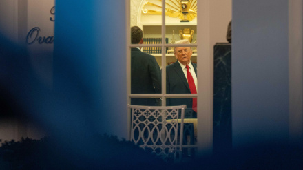 El presidente Donald Trump habla con alguien en la Oficina Oval después de regresar al Marine One.