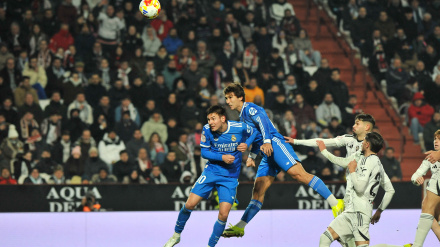 Gonzalo y Mastantuono pelean por el remate de un balón elevado