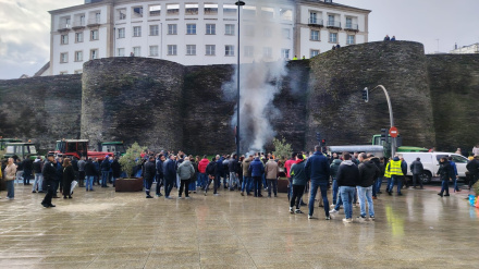 Los ganaderos se encuentran concentrados en la Ronda da Muralla, ante la Delegación de la Xunta de Galicia