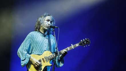 El cantante Roberto Iniesta, 'Robe', actúa durante una actuación en el Auditorio Marina Sur