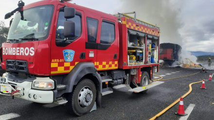 Bomberos de la Diputación de Cáceres sofocan el incendio de un camión de paja en La Granja