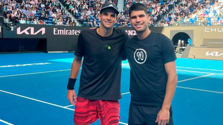 El joven tenista de Leganés posa con Carlos Alcaraz en Melbourne