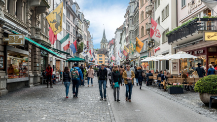 Personas caminan por la calle Rennweg, en Zúrich