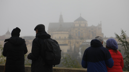 La niebla cubre la Mezquita-Catedral de Córdoba este jueves. La llegada de una borrasca por el noroeste de la península, junto con vientos húmedos atlánticos, dejará este jueves un día marcado por la inestabilidad.