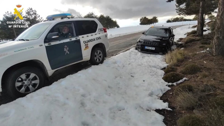 Momento del auxilio en la carretera AL-4404, en Gérgal (Almería).