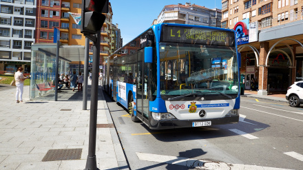 Una imagen de la línea de autobús que comunica Avilés y Piedras Blancas, con el autocar haciendo parada en Las Meanas.