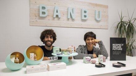 Banbu elimina por completo los plásticos y el agua de sus productos, que suponen más de un 85% de su composición habitual