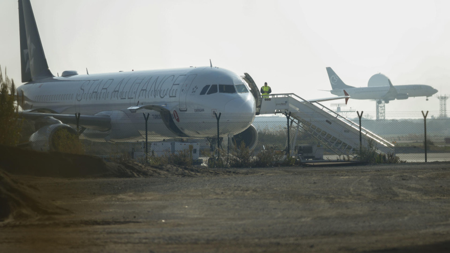 Aspecto del avión de Turkish Airlines, que ha aterrizado este jueves en Barcelona tras una amenaza de bomba a bordo que ha activado la actuación de las fuerzas de seguridad