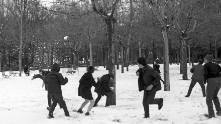 Unos niños juegan con la nieve en el parque de El Retiro en 1967, imagen de archivo