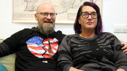 la familia Gorman, que se marchó de Oregón por la seguridad de su hija no binaria, o Serg, un americano de origen cubano que buscaba una "vía de salida" para su madre inmigrante.