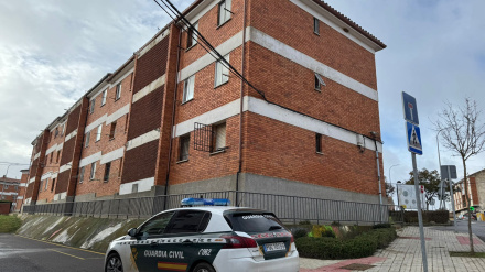 Edificio desde el que saltó la mujer herida