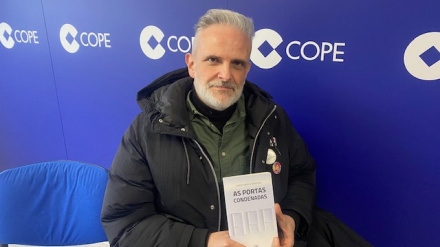 Jorge Emilio Bóveda nos habla de su libro "As Portas Condenadas" en los estudios de COPE Ourense