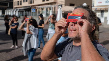 Un hombre observa un eclipse parcial de sol en Canarias