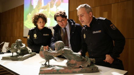 La Policía recupera para el Museo Arqueológico dos esculturas de bronce de la época romana cedidas por un estadounidense