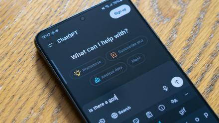 Chatea con GPT en un teléfono inteligente preguntando "¿en qué puedo ayudarte?"