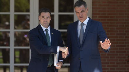 El lehendakari, Imanol Pradales (i), y el presidente del Gobierno, Pedro Sánchez (d)