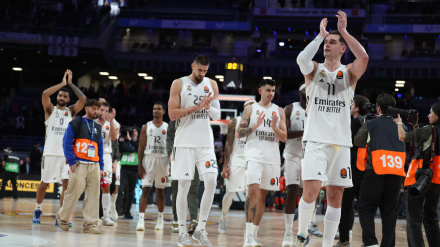Los jugadores del Real Madrid saludando a la afición tras ganar al Barcelona