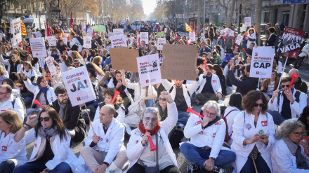 Médicos durante la segunda jornada de huelga en Barcelona