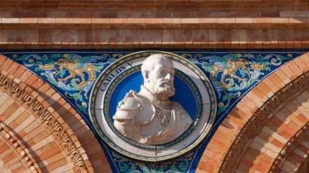 Carlos V (24 de febrero de 1500 - 21 de septiembre de 1558) fue gobernante tanto del Sacro Imperio Romano Germánico desde 1519 como del Imperio Español (como Carlos I de España) desde 1516, así como de las tierras del antiguo Ducado de Borgoña desde 1506. Abandonó estos y otros cargos mediante una serie de abdicaciones entre 1554 y 1556.