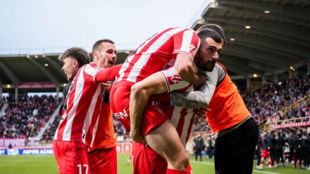 Los futbolistas del Sporting celebran el gol de Pablo Vázquez contra la Cultural