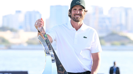 Nacho Elvira posa con el trofeo de ganador del Dubai International.