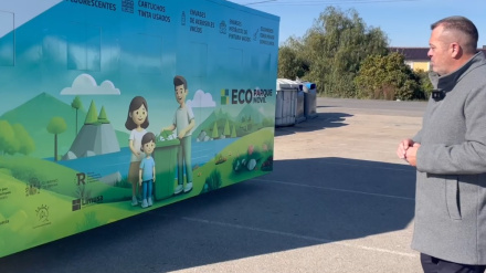 El concejal de Calidad Urbana, Juan Miguel Bayonas, observa un ecoparque móvil