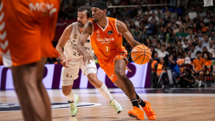 Taylor penetra ante la defensa de Llull