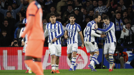 Los jugadores de la Real Sociedad celebran el gol de Guedes ante el Barcelona
