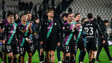 Los jugadores del Málaga celebran la victoria contra el Córdoba