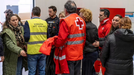 Miembros de la Cruz Roja, trabajando para atender a las víctimas por el accidente ferroviario en Adamuz