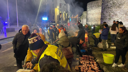 Los ganaderos hicieron una churrascada en la Ronda da Muralla e invitaron a los vecinos de Lugo a compartir con ellos "una cena de la mayor calidad"