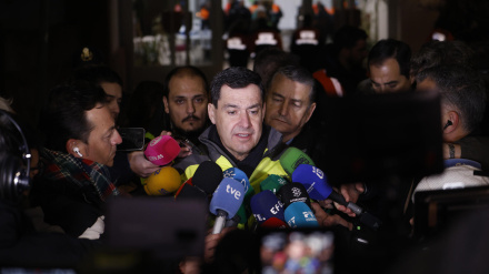 El presidente de Andalucía, Juanma Moreno, y el consejero andaluz de Sanidad, Antonio Sanz, durante la visita al centro de emergencias en Adamuz