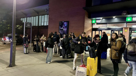 Noche de incertidumbre para los viajeros del AVE en Puertollano: "Nos han dejado tirados como una colilla"Decenas de viajeros de los trenes afectados por la suspensión del servicio de circulación de trenes de Alta Velocidad (AV) entre Madrid y Andalucía tras el descarrilamiento de un tren que cubría el trayecto Málaga-Puerta de Atocha en Adamuz (Córdoba), y que se ha saldado con cinco fallecidos por el momento, viven este domingo momentos de incertidumbre en la estación de Adif de Puertollano, donde se han apeado procedentes de un tren procedente de Madrid con destino a Sevilla.SOCIEDAD