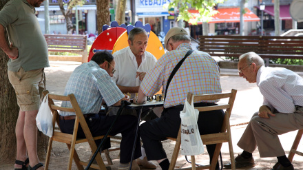 Cinco jubilados jugando al ajedrez en Jaca