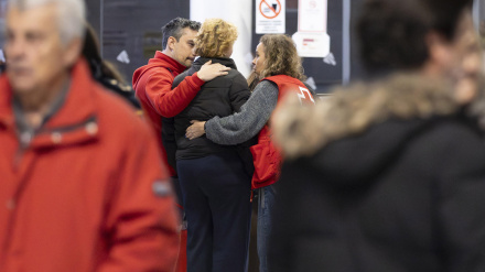 Llegada a la estación de tren de Huelva de familiares de viajeros de los trenes del accidente ocurrido esta tarde en Córdoba, al descarrilar un convoy con más de 300 pasajeros y chocar con otro que circulaba por la vía contigua, a la altura de Adamuz.