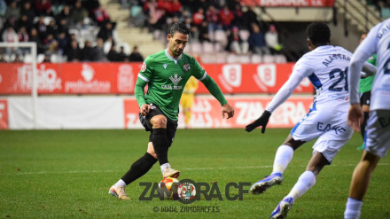 Kike Márquez, del Zamora CF, controla el balón ante el Tenerife