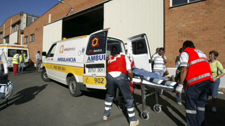 Evacuación de los heridos en el accidente de tren en Villada (Palencia) de un Intercity que cubría la ruta Vigo-Hendaya