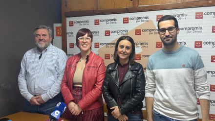 El portavoz de Compromís per Dénia, Rafa Carrió, junto a la Diputada en el Congreso, Águeda Micó, y los concejales, Maria José García y Valen Alcalá, anunciando las nuevas enmiendas sobre los deslindes de la costa dianense