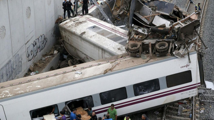 Los servicios de emergencia atienden a los heridos en el lugar del accidente donde el tren Alvia que cubría la ruta entre Madrid y Ferrol, imagen de archivo