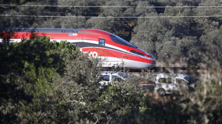 Vista de la locomotora del tren Iryo que descarriló en primer lugar y provoco el accidente, en el lugar del siniestro en Adamuz
